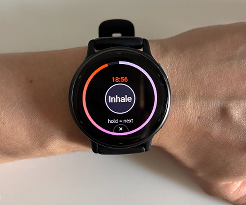 coobi's Skills auf einer Garmin-Uhr am Handgelenk, mit einer Atemübung